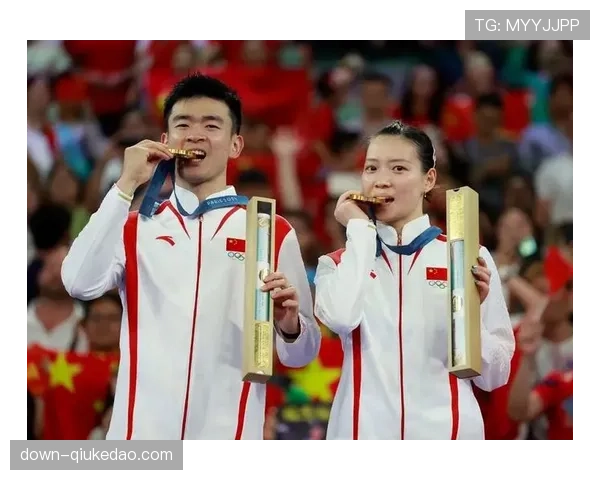 全运会混双决赛后郑思维摸奖牌良久，黄雅琼红眼眶微笑