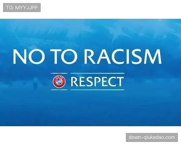 主裁查看VAR时设备故障，第四官员手持平板电脑协助