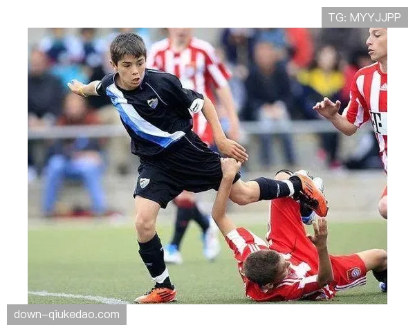 暖心一刻：皇马小球童为客队拜仁小球迷捡回足球