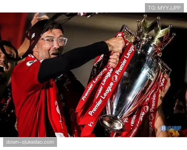 特写镜头:克洛普在球队完成一次教科书式转换进球后,与助教击掌相庆 特写镜头:克洛普在球队完成一次教科书式转换进球后,与助教击掌相庆