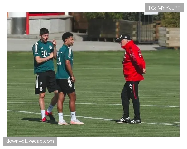 特写:训练场上,拜仁助教分析团队如何使用平板电脑进行实时战术调整 特写:训练场上,拜仁助教分析团队如何使用平板电脑进行实时战术调整